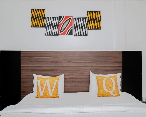 Quarto básico, 1 quarto, sacada, vista para o jardim | Cofres nos quartos, escrivaninha, cortinas blackout