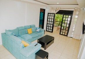 Habitación básica, 1 habitación, balcón, vistas al jardín | Zona de estar