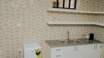 Refrigerador, artículos de limpieza y toallas de papel