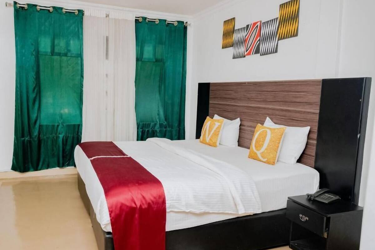 Departamento básico, balcón, vista al jardín | Caja de seguridad en la habitación, cortinas blackout y insonorización