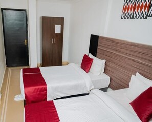 Cofres nos quartos, escrivaninha, cortinas blackout