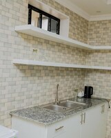 Habitación básica, 1 habitación, balcón, vistas al jardín | Cocina privada | Frigorífico, artículos de limpieza y papel de cocina