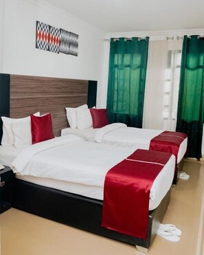 Departamento básico, balcón, vista al jardín | Caja de seguridad en la habitación, cortinas blackout y insonorización 