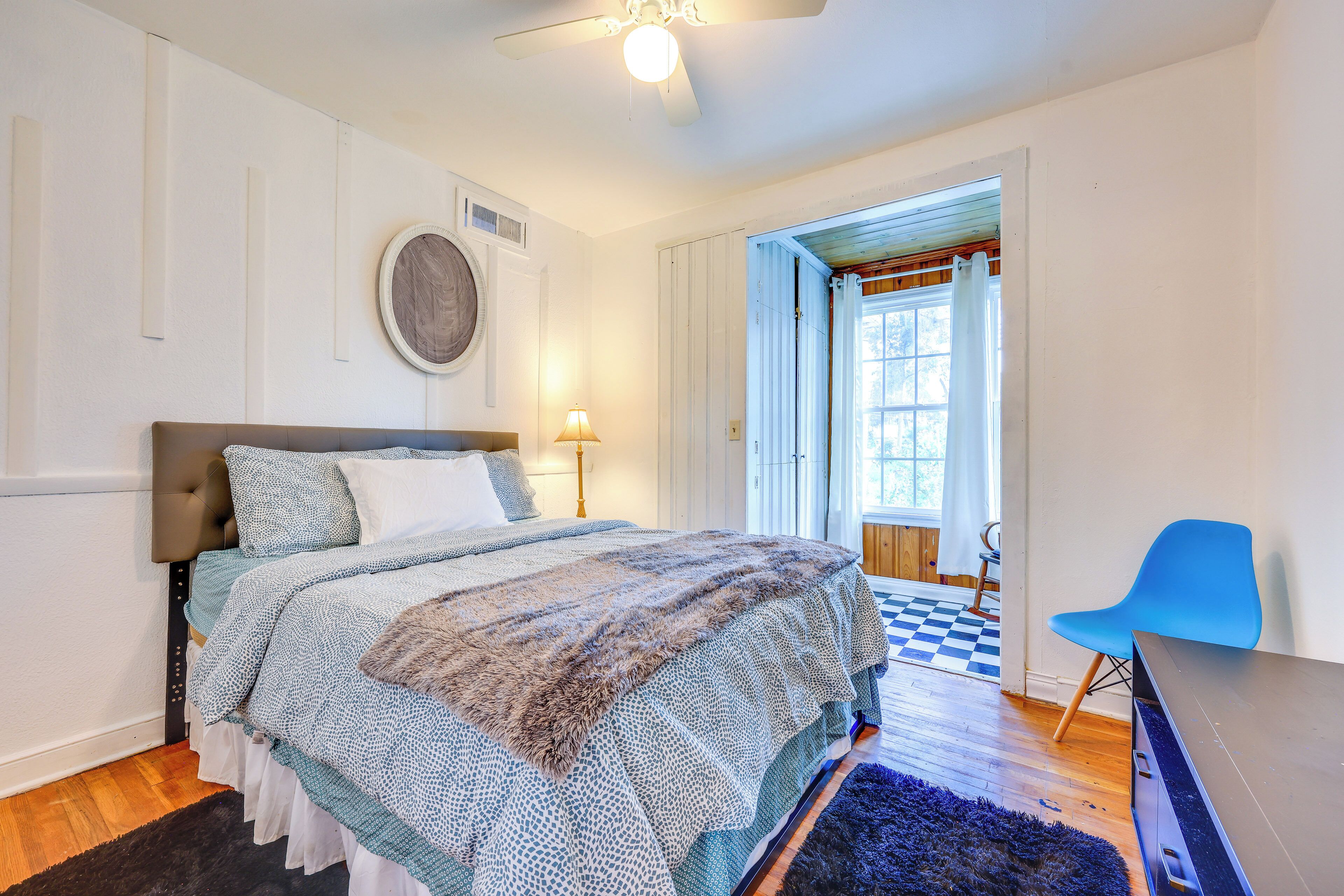 3 bedrooms, desk, internet, bed sheets