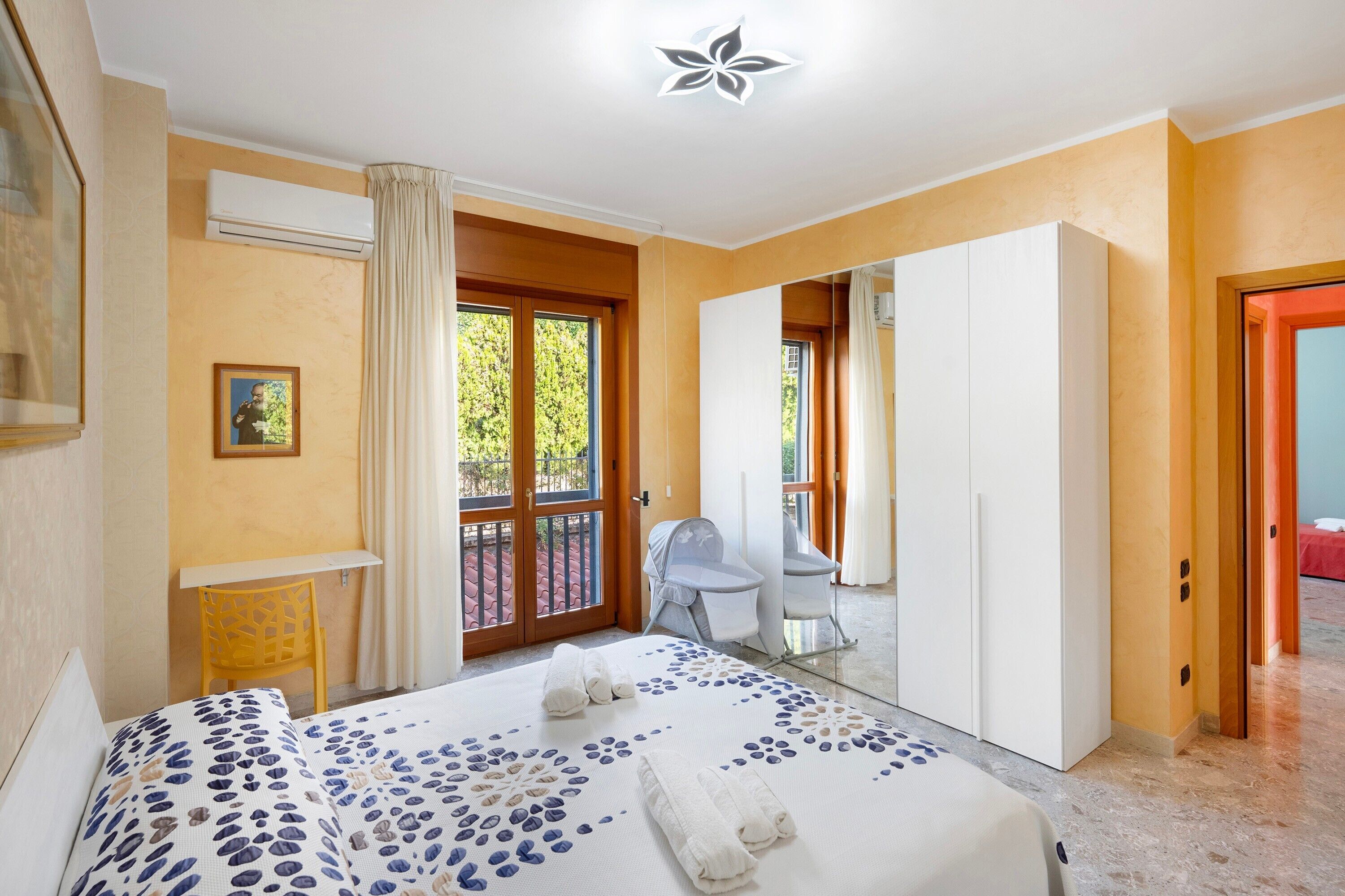 3 bedrooms, desk, WiFi, bed sheets