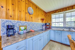 Réfrigérateur, micro-ondes, plaque de cuisson, cafetière/bouilloire