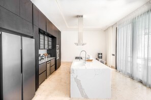 Réfrigérateur, four à micro-ondes, un four, surface de cuisson