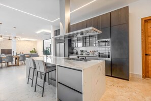 ثلاجة، ميكروويف، فرن، موقد طهي مسطح