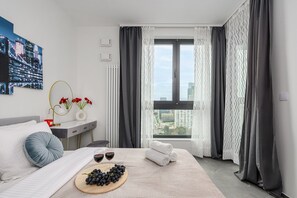 Apartamento Confort, balcón, vistas a la ciudad | Cortinas opacas y sistema de insonorización