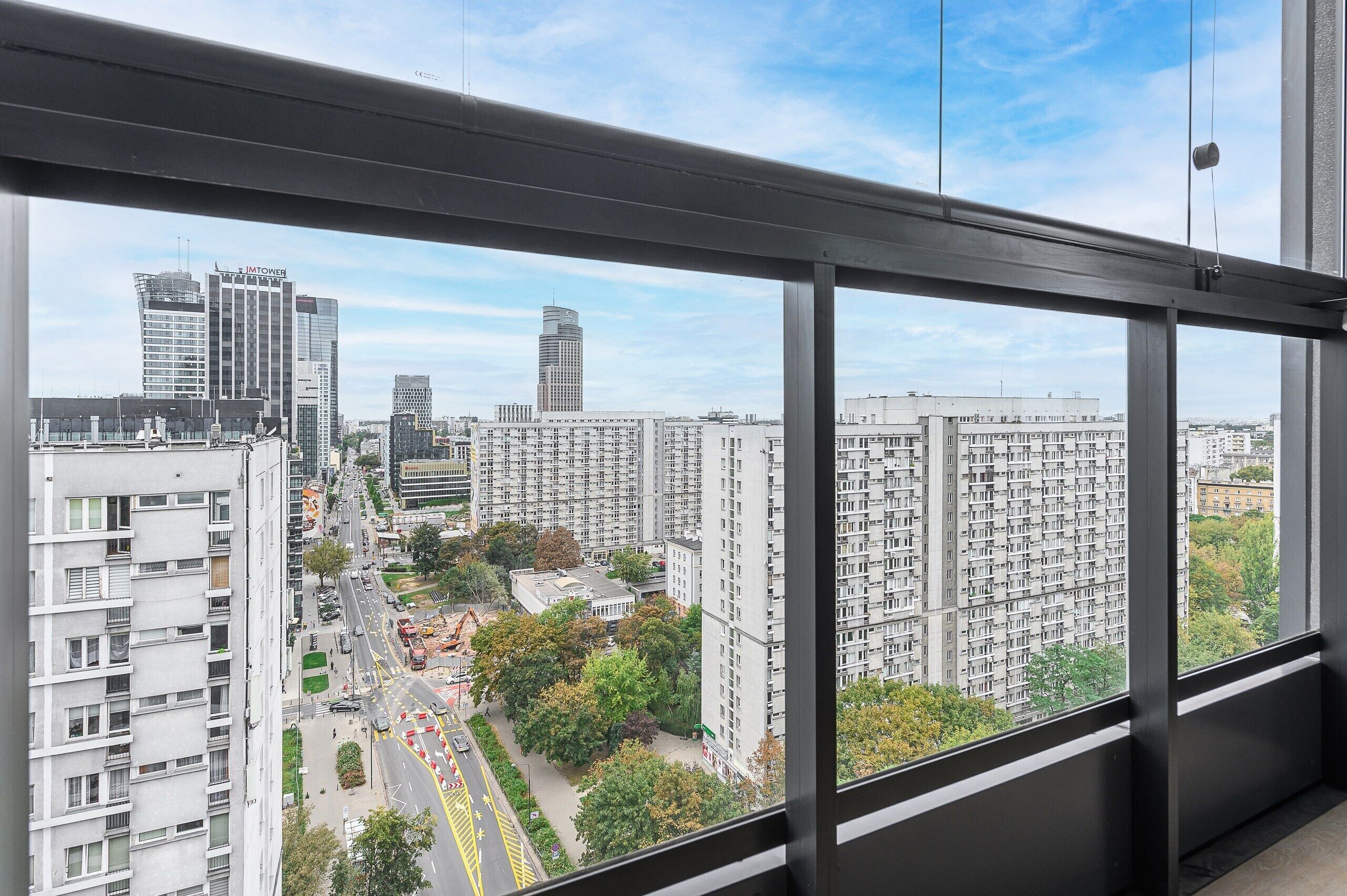 Un rascacielos con vistas a un paisaje urbano a través de amplias ventanas.