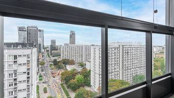 Un rascacielos con vistas a un paisaje urbano a través de amplias ventanas.