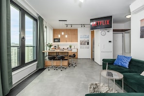 Appartamento Comfort, balcone, vista città | Tende oscuranti, ferro/asse da stiro