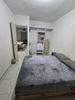 2 habitaciones, tabla de planchar con plancha, wifi y ropa de cama 
