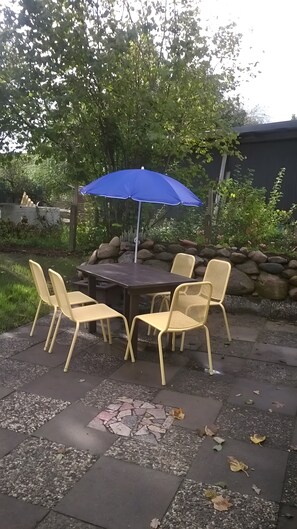 Outdoor dining - Apartment 'Urlaub Am Nord-Ostsee-Kanal' with Shared Terrace, Shared Garden and Wi-Fi (Bokelrehm)