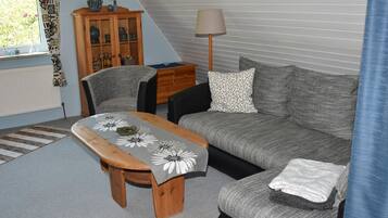 Una televisión, un reproductor estéreo