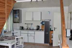 Microwave, stovetop, dishwasher, coffee/tea maker - Apartment 'Urlaub Am Nord-Ostsee-Kanal' with Shared Terrace, Shared Garden and Wi-Fi (Bokelrehm)