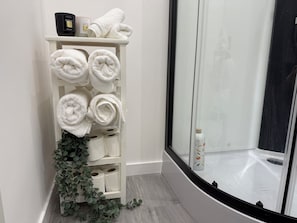 Superior Apartment | Bathroom