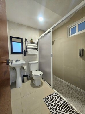 Shower, hair dryer, towels, soap - Villa Leo Room with bunk bed ideal for families, in the heart of Cancun (Cancun)