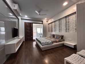 Apartament de luxe, vistes al turó | Cortines opaques i habitacions insonoritzades