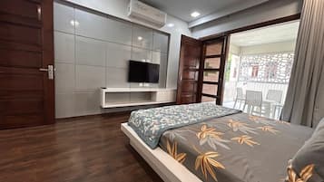 Blackout curtains, soundproofing, iron/ironing board, free WiFi