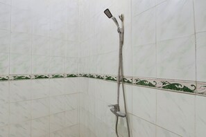 Deluxe-Doppelzimmer | Badezimmer | Dusche, Handtücher, Seife, Shampoo