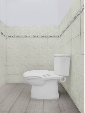 Deluxe tweepersoonskamer | Badkamer | Een douche, handdoeken, zeep, shampoo