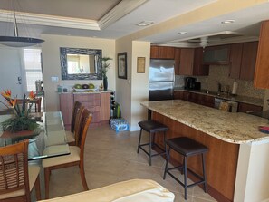 Four Ă micro-ondes, surface de cuisson, lave-vaisselle