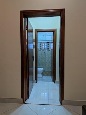 Combined shower/bathtub, free toiletries, towels, soap