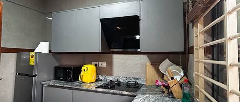 Refrigerador, microondas, parrilla de estufa y utensilios de cocina