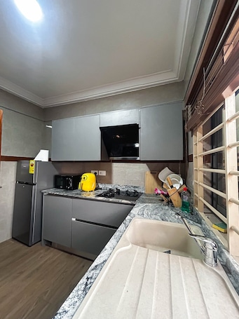 Refrigerador, microondas, placa de cocina, utensilios de cocina