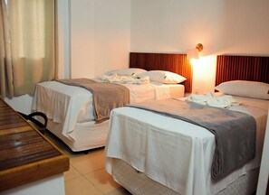 Quarto triplo conforto | Escrivaninha, espaço de trabalho para notebook, Wi-Fi de cortesia