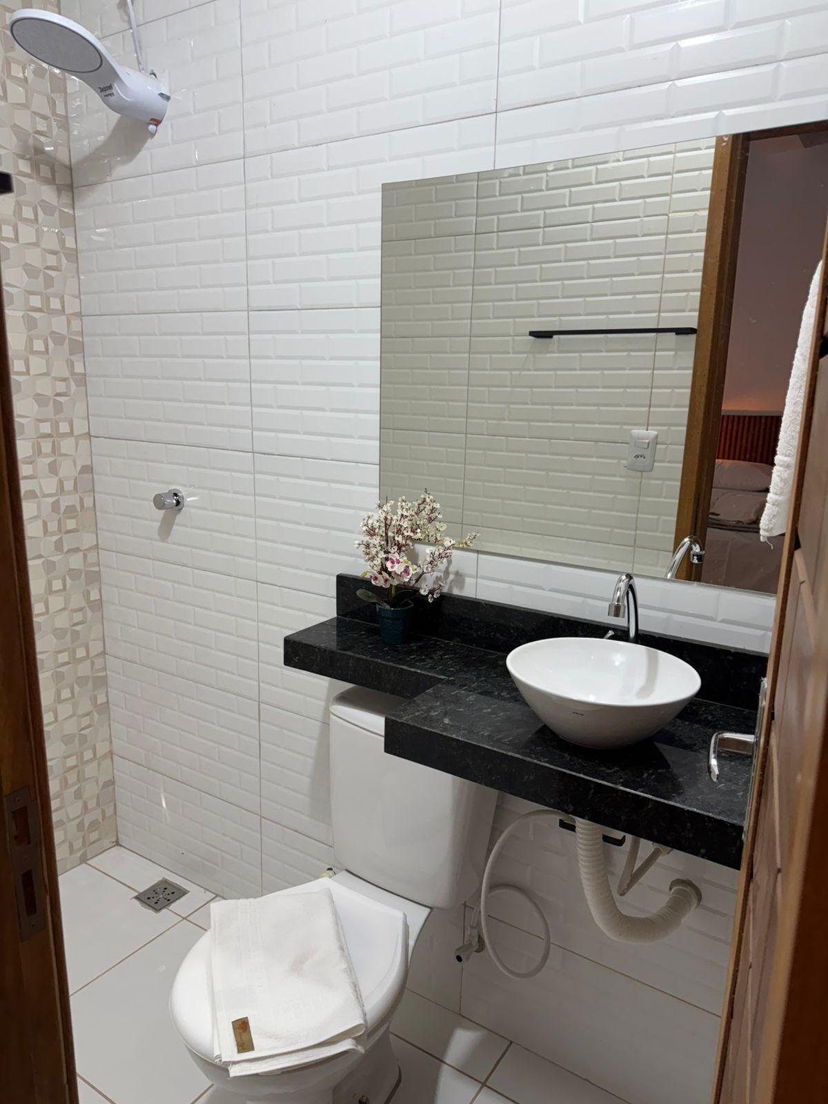 Quarto duplo conforto | Banheiro | Chuveiro, toalhas de banho, sabonete, papel higiênico