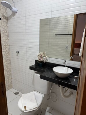 Chambre Confort avec lits jumeaux | Salle de bain | Douche, serviettes fournies, savon, papier toilette