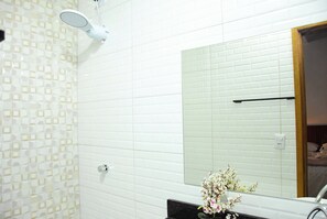 Comfort Triple Room | Bathroom | Shower, towels, soap, toilet paper - HOTEL IPE (Barreirinhas)