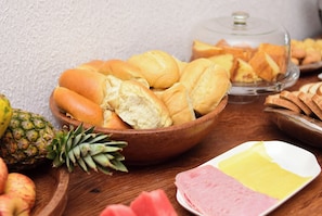 بوفيه فطور مجانًا يوميًا