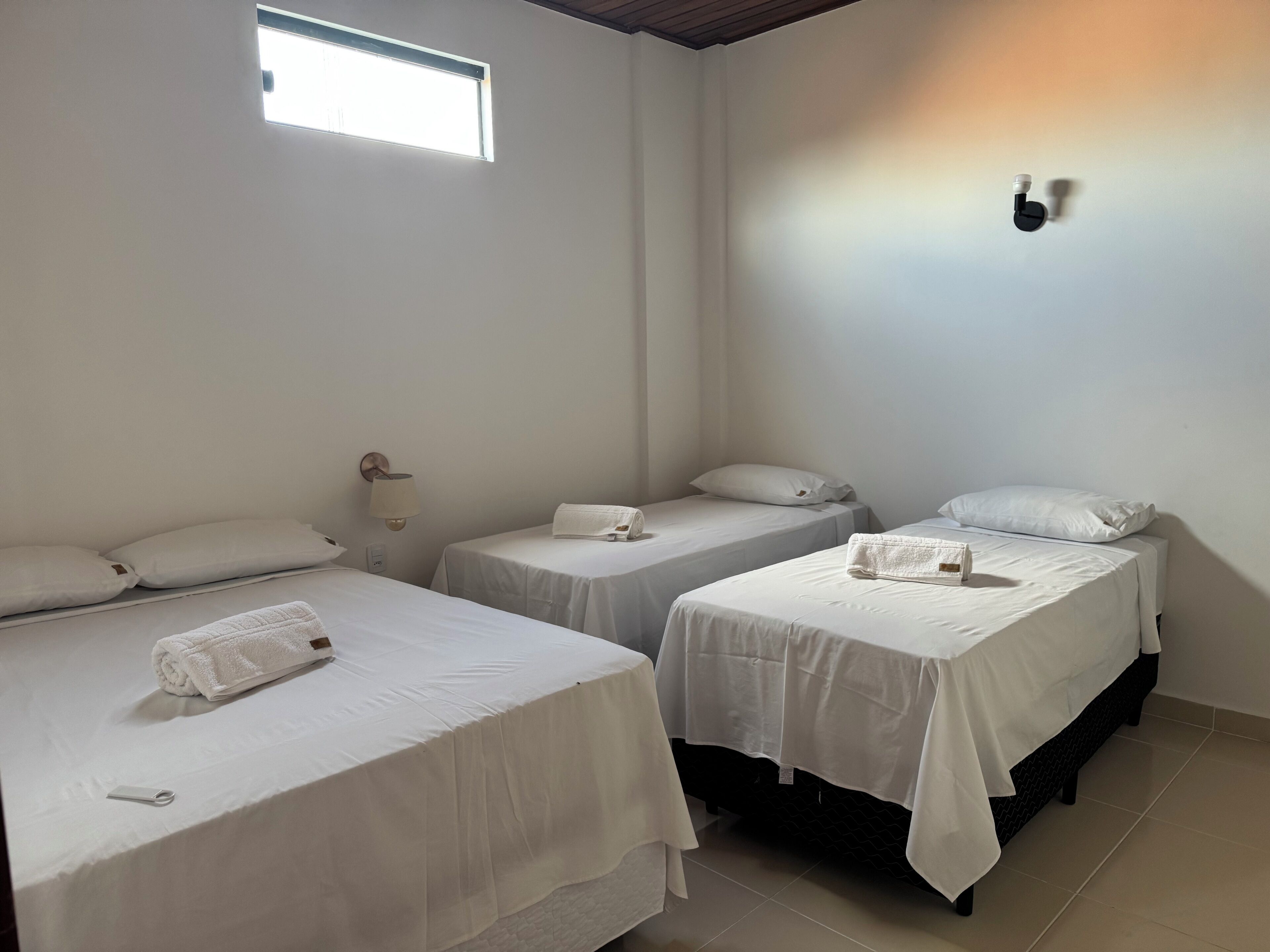 Escritorio, espacio para trabajar con laptop y wifi gratis 