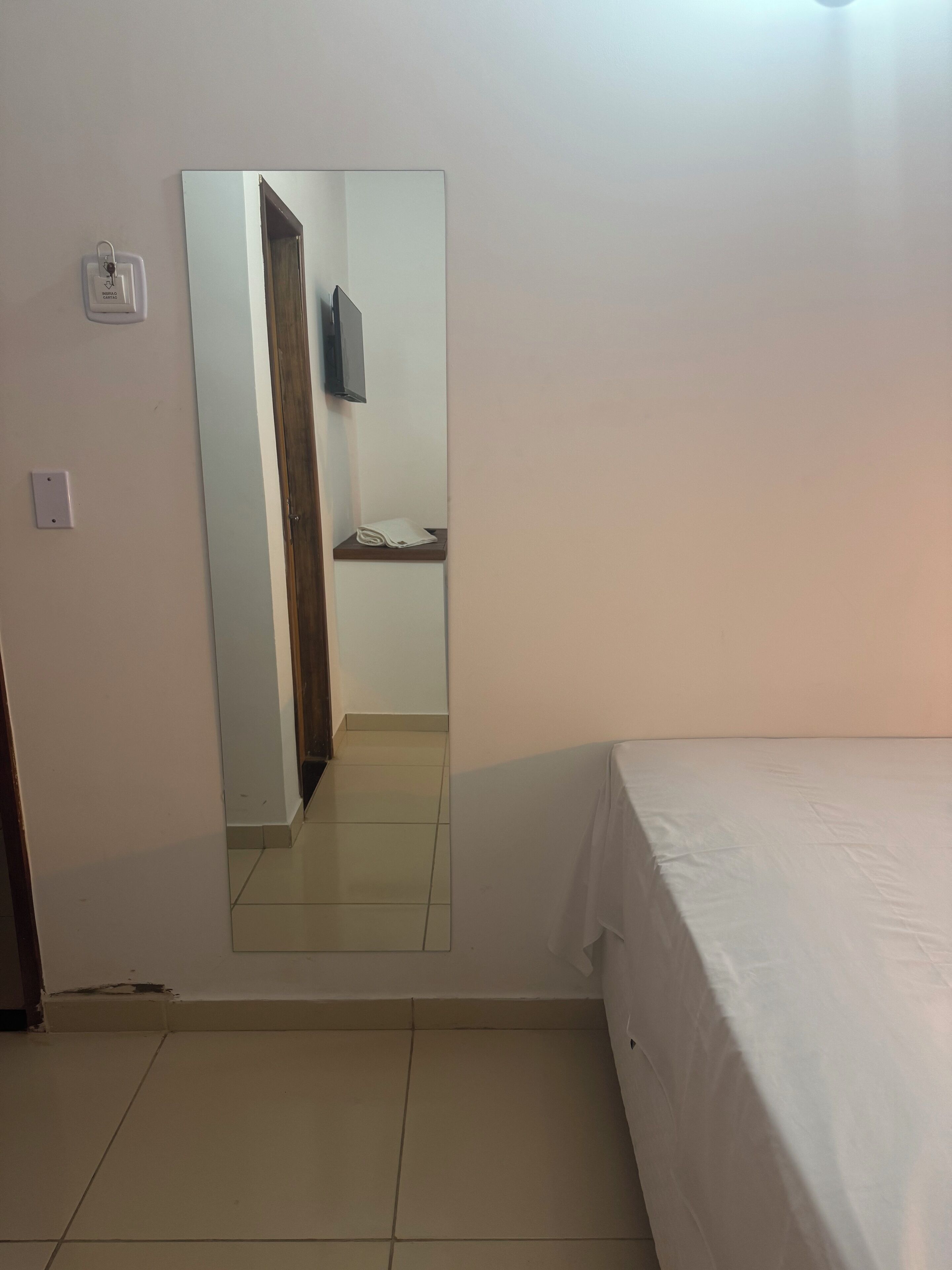 Escritorio, espacio para trabajar con laptop y wifi gratis 