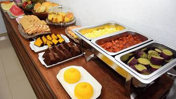 Café da manhã com buffet grátis todos os dias