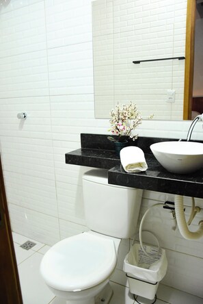 Comfort Triple Room | Bathroom | Shower, towels, soap, toilet paper - HOTEL IPE (Barreirinhas)