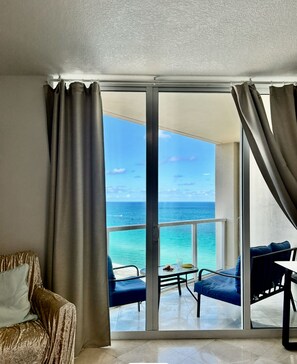 Téléviseur connecté, table de ping-pong, livres