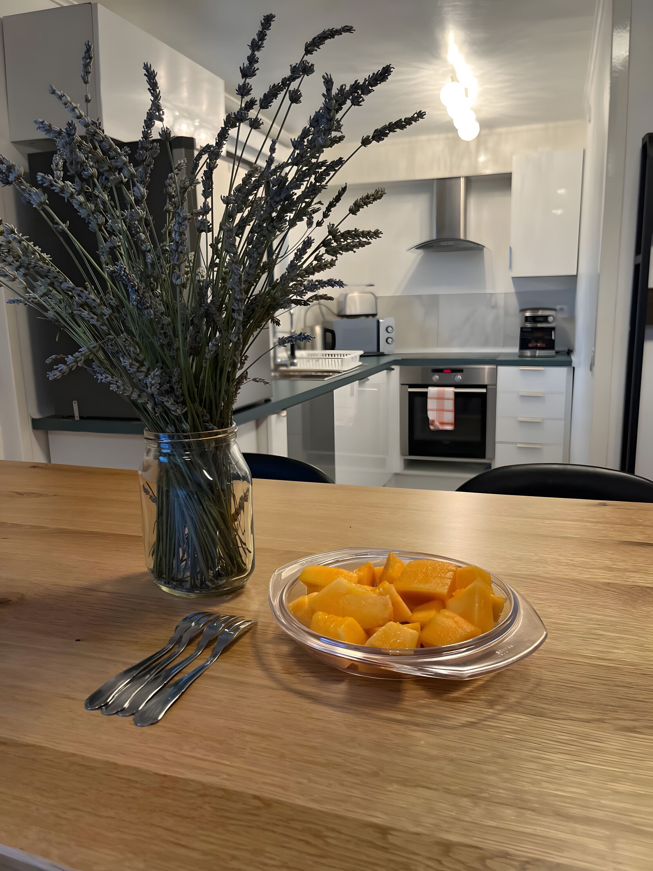 Een koelkast, een microgolfoven, een koffiezetapparaat/waterkoker