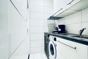 Stovetop, electric kettle, toaster, cookware/dishes/utensils