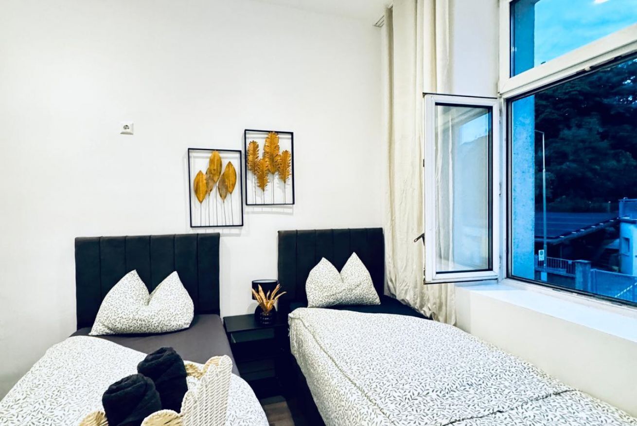 1 chambre, fer et planche à repasser, draps fournis
