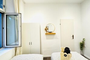 1 habitación, tabla de planchar con plancha y ropa de cama 