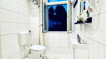 Dusche, Haartrockner, Handtücher, Seife