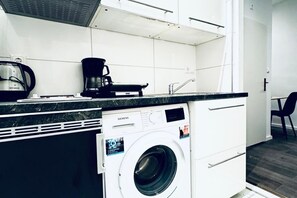 Placa de cocina, hervidor eléctrico, tostadora y utensilios de cocina