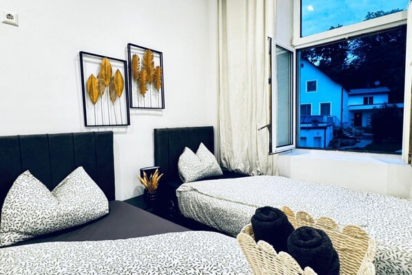 1 bedroom, bed sheets