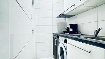 Parrilla de estufa, tetera eléctrica, tostadora y utensilios de cocina