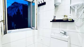 Dusche, Haartrockner, Handtücher, Seife