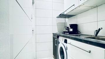 Stovetop, electric kettle, toaster, cookware/dishes/utensils